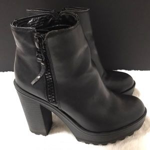 >Cute black Chelsea boot heals!!